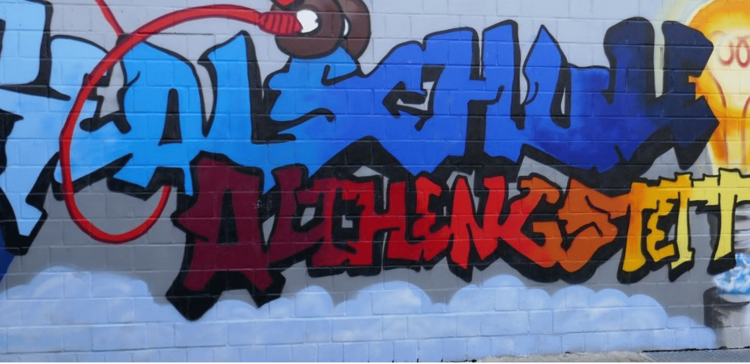 Eine Wand mit einem bunten Graffiti, welches die beiden Wörter Realschule und Althengstett beinhaltet